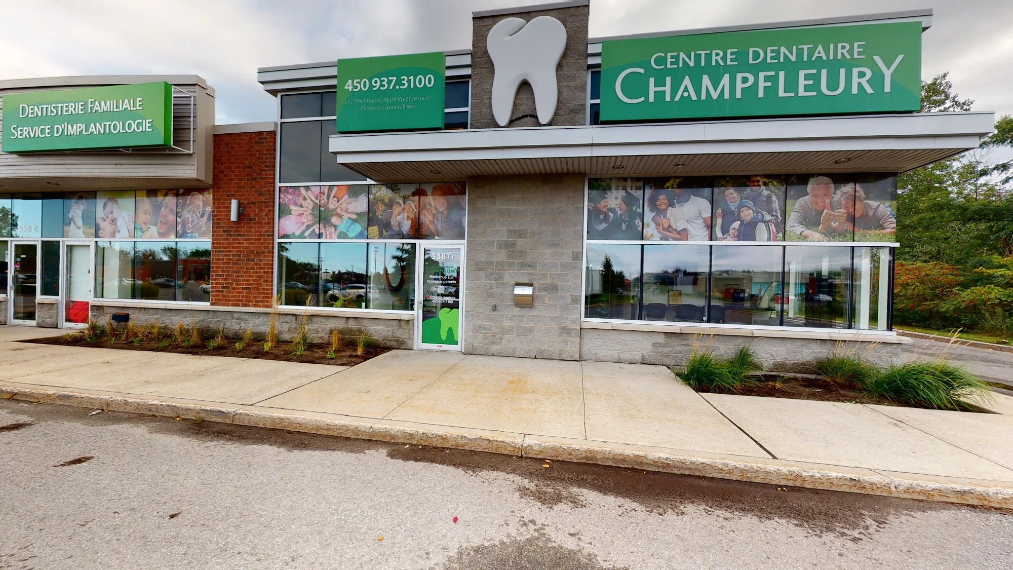 Façade complète du Centre dentaire Champfleury sur le boulevard Curé-Labelle.
